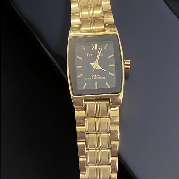 Armitron NOW Gold WOMENS WristWatch!  Like NEW EXCELLENT CONDITION! - Picture 2 of 3